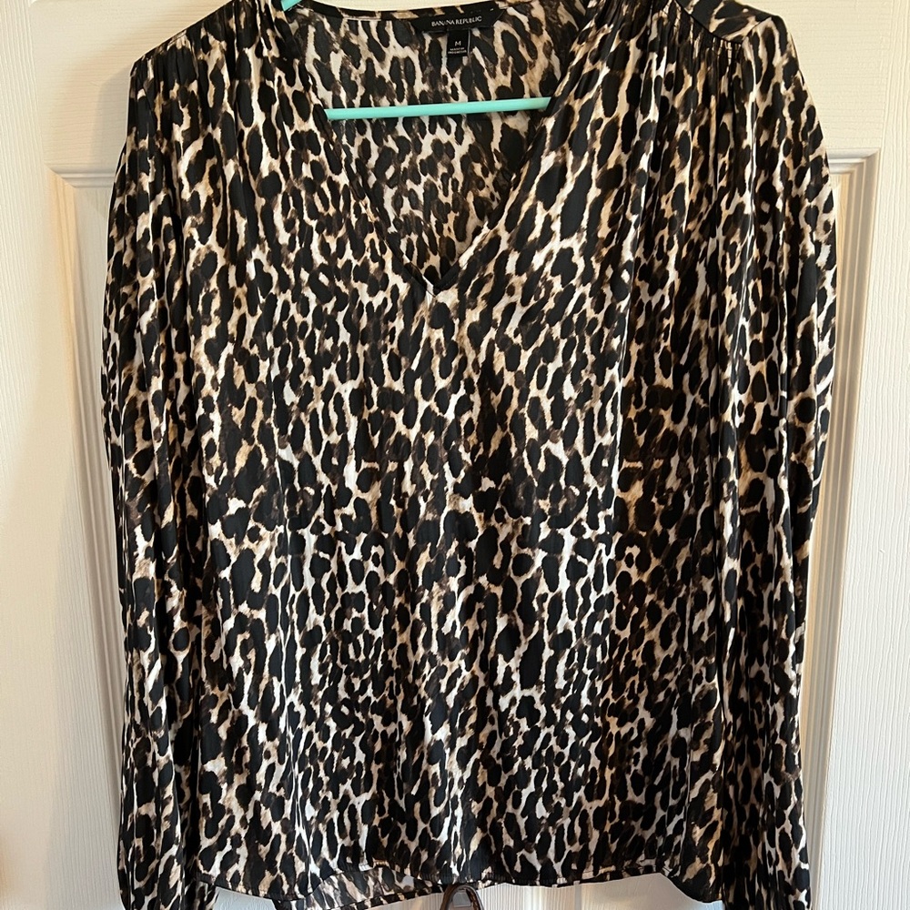 Banana Republic v neck leopard blouse